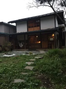 月夜の蚕小屋