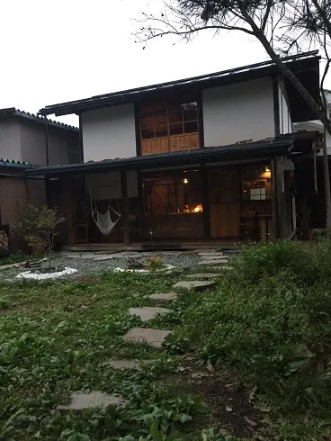 月夜の蚕小屋