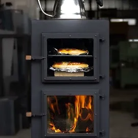 薪ストーブでピザを焼いている写真