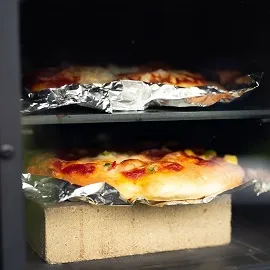 薪ストーブで焼いたピザ