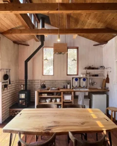 山村テラスに小型クッキング薪ストーブを設置した室内を撮影した画像