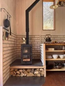 山村テラスの室内に設置された小型クッキング薪ストーブに近づいて撮影した画像