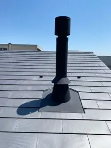 ガルバリウム鋼板の屋根と煙突